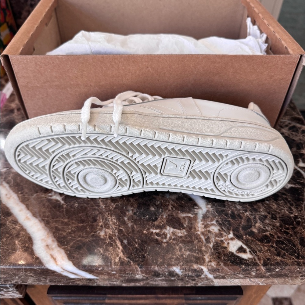 Veja Ladies White Sneakers new in box never worn - Picture 3 of 4